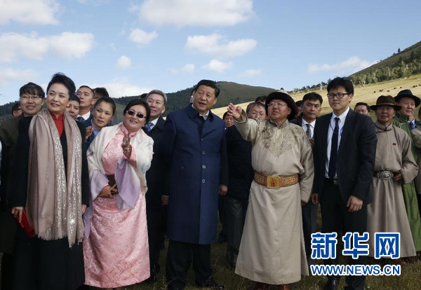 8月22日，國家主席習(xí)近平在蒙古國總統(tǒng)額勒貝格道爾吉陪同下前往烏蘭巴托市郊觀看那達(dá)慕。這是習(xí)近平和夫人彭麗媛同額勒貝格道爾吉夫婦觀看表演。新華社記者 鞠鵬 攝