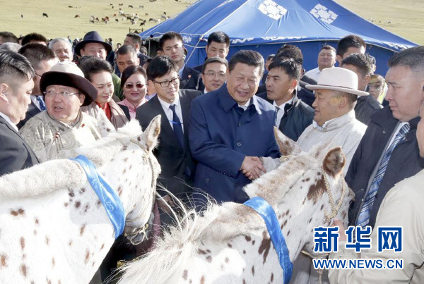 8月22日，國家主席習(xí)近平在蒙古國總統(tǒng)額勒貝格道爾吉陪同下前往烏蘭巴托市郊觀看那達(dá)慕。額勒貝格道爾吉向習(xí)近平夫婦贈(zèng)送兩匹蒙古馬。習(xí)近平為兩匹馬分別取名阿爾泰和克魯倫，寓意中蒙兩國山水相連、睦鄰友好。新華社記者 鞠鵬 攝