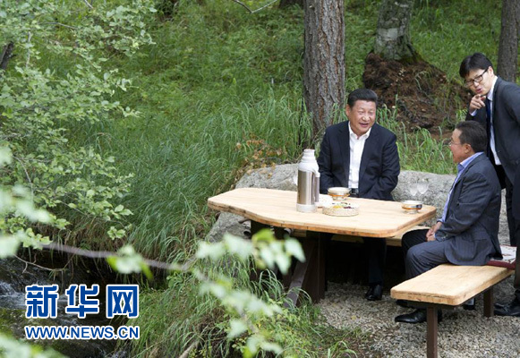 8月22日，國(guó)家主席習(xí)近平同蒙古國(guó)總統(tǒng)額勒貝格道爾吉在烏蘭巴托市郊的總統(tǒng)官邸再次會(huì)晤。這是習(xí)近平同額勒貝格道爾吉會(huì)晤后在溪畔飲茶。新華社記者 黃敬文 攝