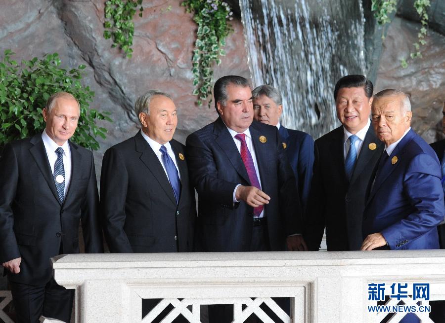 9月12日，上海合作組織成員國元首理事會第十四次會議在塔吉克斯坦首都杜尚別舉行。國家主席習近平出席會議并發表重要講話。這是習近平同其他成員國元首親切交談。新華社記者謝環馳攝 