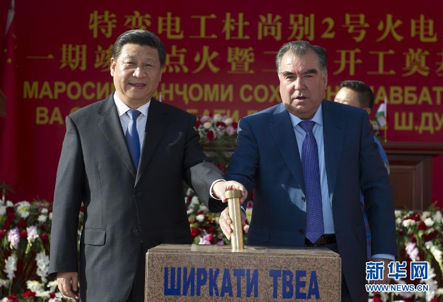 9月13日，國家主席習近平和塔吉克斯坦總統拉赫蒙在杜尚別共同出席中塔兩國重大合作項目——杜尚別2號熱電廠一期工程竣工儀式、二期工程開工儀式。這是習近平和拉赫蒙一同將裝有兩國元首簽名二期工程奠基紀念頁的金色金屬管放入水泥墩中。 新華社記者黃敬文攝 