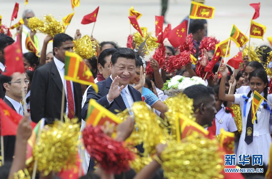  9月16日，國家主席習(xí)近平抵達科倫坡，開始對斯里蘭卡進行國事訪問。在班達拉奈克國際機場，習(xí)近平和夫人彭麗媛受到拉賈帕克薩總統(tǒng)夫婦熱情迎接。新華社記者謝環(huán)馳攝 