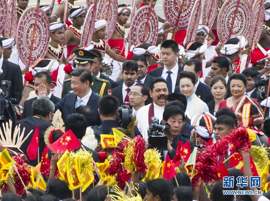 9月16日，國家主席習(xí)近平抵達科倫坡，開始對斯里蘭卡進行國事訪問。在班達拉奈克國際機場，習(xí)近平和夫人彭麗媛受到拉賈帕克薩總統(tǒng)夫婦熱情迎接。新華社記者黃敬文攝 