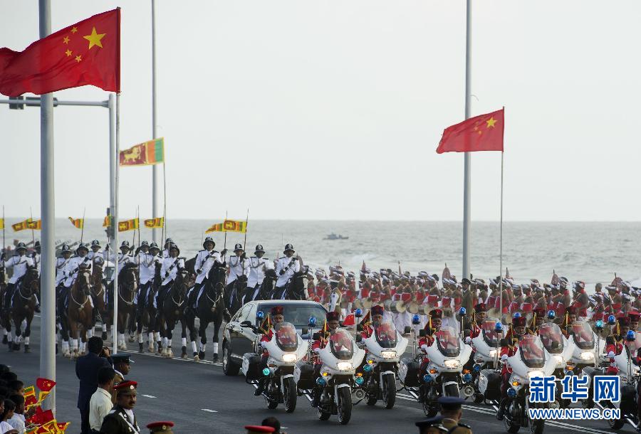 9月16日，斯里蘭卡總統(tǒng)拉賈帕克薩在科倫坡為國家主席習(xí)近平舉行盛大歡迎儀式。這是習(xí)近平和夫人彭麗媛乘坐的專車在摩托車隊和騎兵隊護衛(wèi)下駛?cè)霘g迎儀式現(xiàn)場。新華社記者謝環(huán)馳攝
