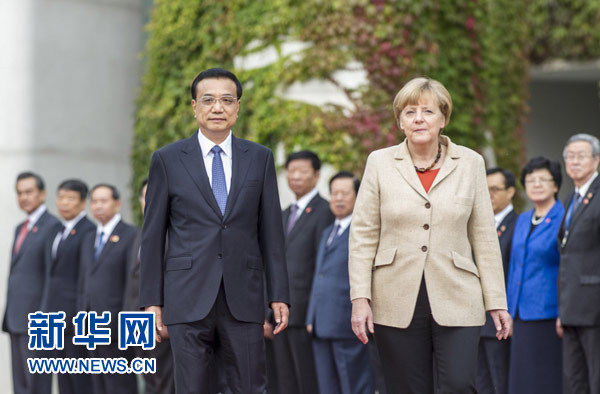 10月10日，德國總理默克爾在柏林總理府前廣場舉行隆重儀式，歡迎國務院總理李克強對德國進行正式訪問。 新華社記者 謝環馳 攝 