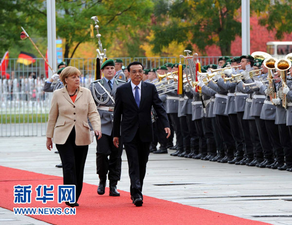 10月10日，德國總理默克爾在柏林總理府前廣場舉行隆重儀式，歡迎中國國務院總理李克強對德國進行正式訪問。 新華社記者 饒愛民 攝 
