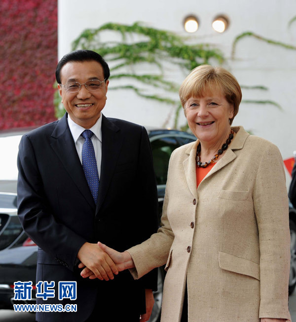 10月10日，德國總理默克爾在柏林總理府前廣場舉行隆重儀式，歡迎中國國務院總理李克強對德國進行正式訪問。 新華社記者 饒愛民 攝 