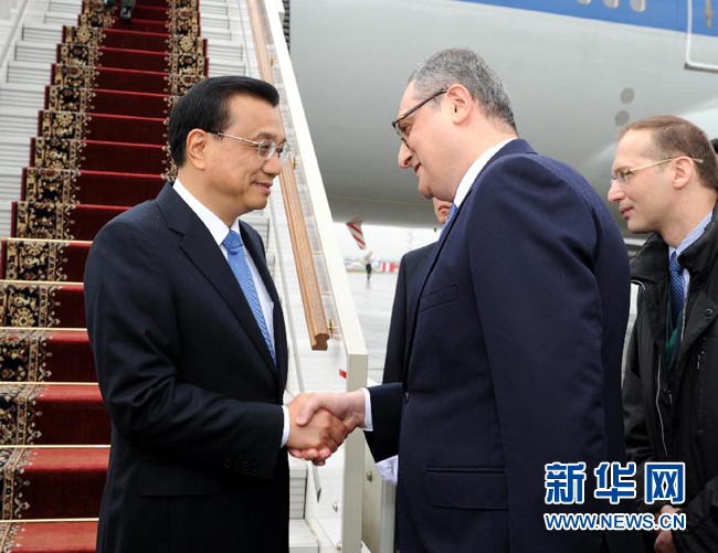 10月12日，中國國務院總理李克強乘專機抵達莫斯科，開始對俄羅斯進行正式訪問并舉行中俄總理第十九次定期會晤。俄羅斯聯(lián)邦政府高級官員到機場迎接李克強總理。新華社記者 饒愛民 攝