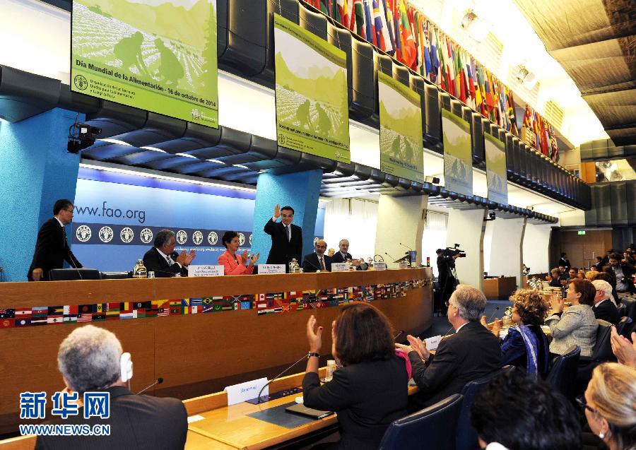 10月15日，中國國務(wù)院總理李克強(qiáng)在格拉齊亞諾總干事的陪同下在位于羅馬的聯(lián)合國糧農(nóng)組織總部發(fā)表演講。 新華社記者 饒愛民 攝 