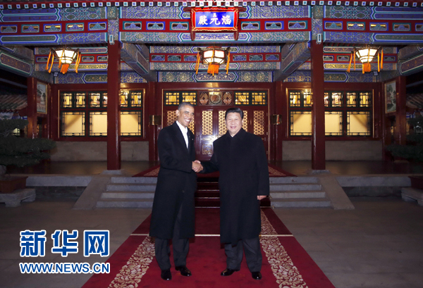 11月11日晚，國家主席習近平在中南海同美國總統奧巴馬舉行會晤。這是兩國元首在瀛臺涵元殿前握手。 新華社記者鞠鵬攝