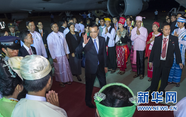 11月12日，中國國務(wù)院總理李克強抵達(dá)內(nèi)比都，出席東亞合作領(lǐng)導(dǎo)人系列會議并對緬甸進(jìn)行正式訪問。 新華社記者王曄攝