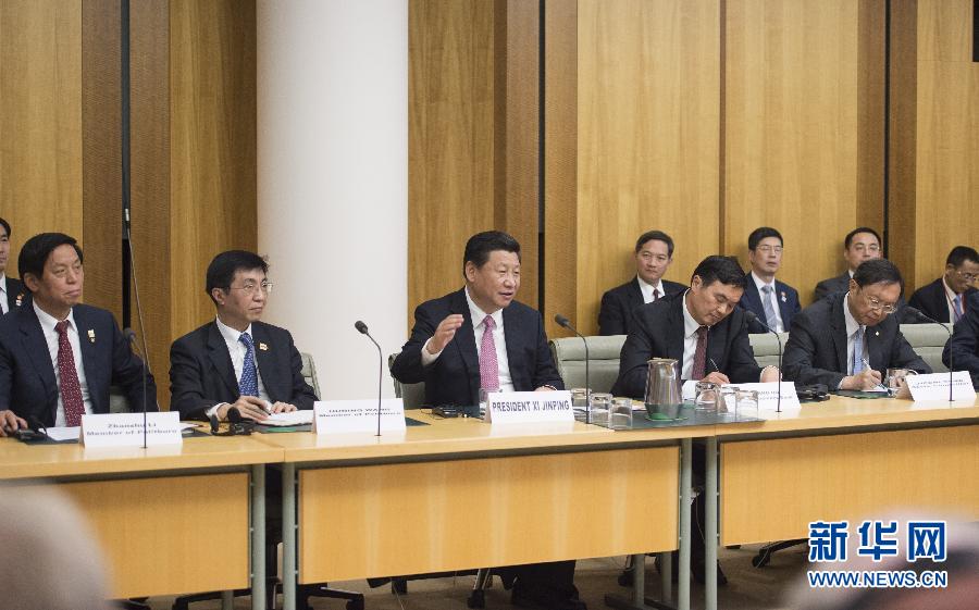 11月17日，國家主席習(xí)近平在堪培拉和澳大利亞總理阿博特共同出席第四屆中澳工商界首席執(zhí)行官圓桌會。這次會議是由澳大利亞企業(yè)領(lǐng)袖理事會和中國國家開發(fā)銀行共同組織承辦的。新華社記者 謝環(huán)馳 攝 