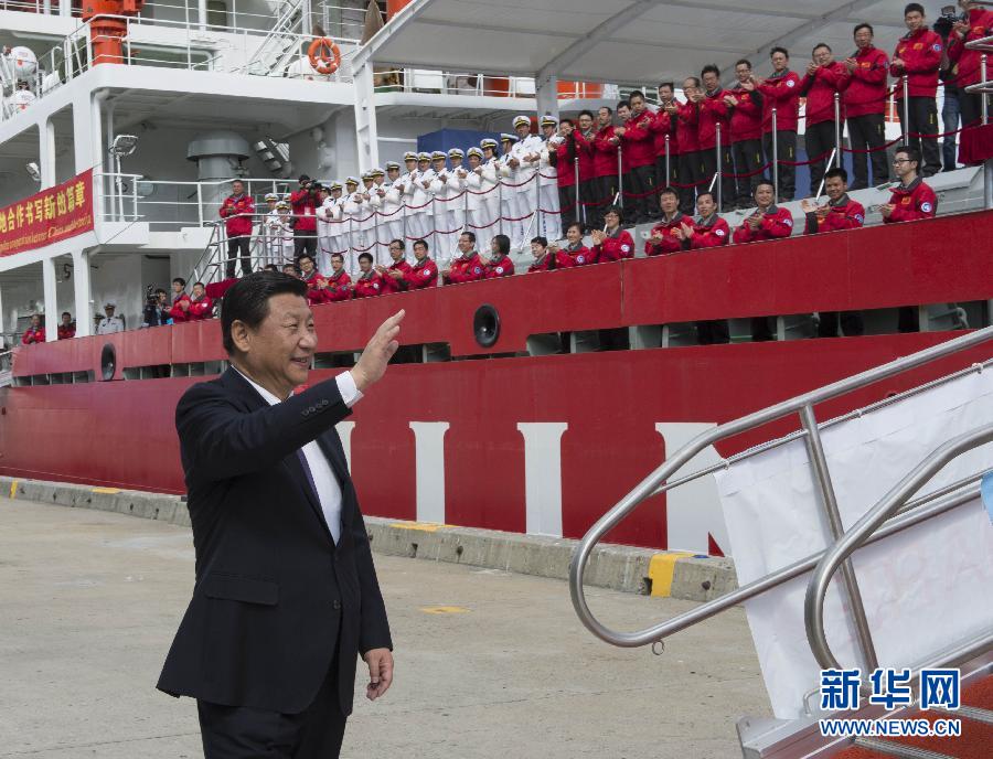 11月18日，正在澳大利亞塔斯馬尼亞州首府霍巴特訪問的中國國家主席習(xí)近平在澳大利亞總理阿博特陪同下參觀南極科考項目并慰問兩國科考人員。這是習(xí)近平在霍巴特港看望正在這里補給的“雪龍”號全體科考人員。新華社記者李學(xué)仁攝 