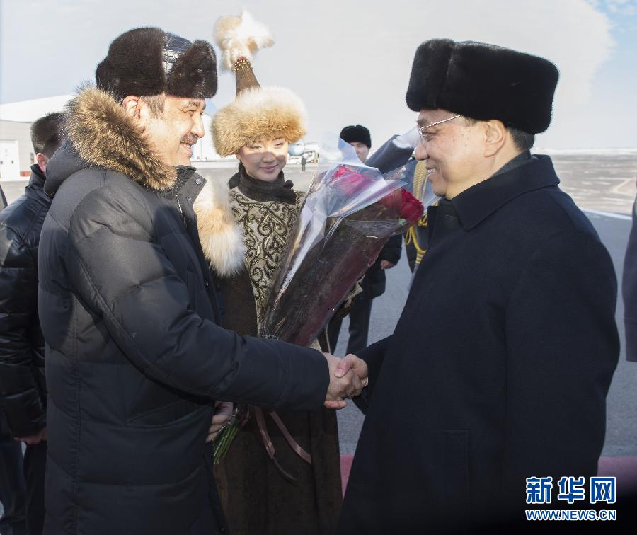 12月14日，應(yīng)哈薩克斯坦共和國總理馬西莫夫邀請，國務(wù)院總理李克強乘專機抵達阿斯塔納國際機場，開始對哈薩克斯坦進行正式訪問，舉行中哈總理第二次定期會晤，并出席上海合作組織成員國政府首腦理事會第十三次會議。這是馬西莫夫到機場迎接李克強。新華社記者 黃敬文 攝