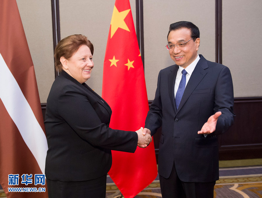    12月16日，中國國務(wù)院總理李克強在貝爾格萊德會見拉脫維亞總理斯特勞尤馬。 新華社記者黃敬文攝