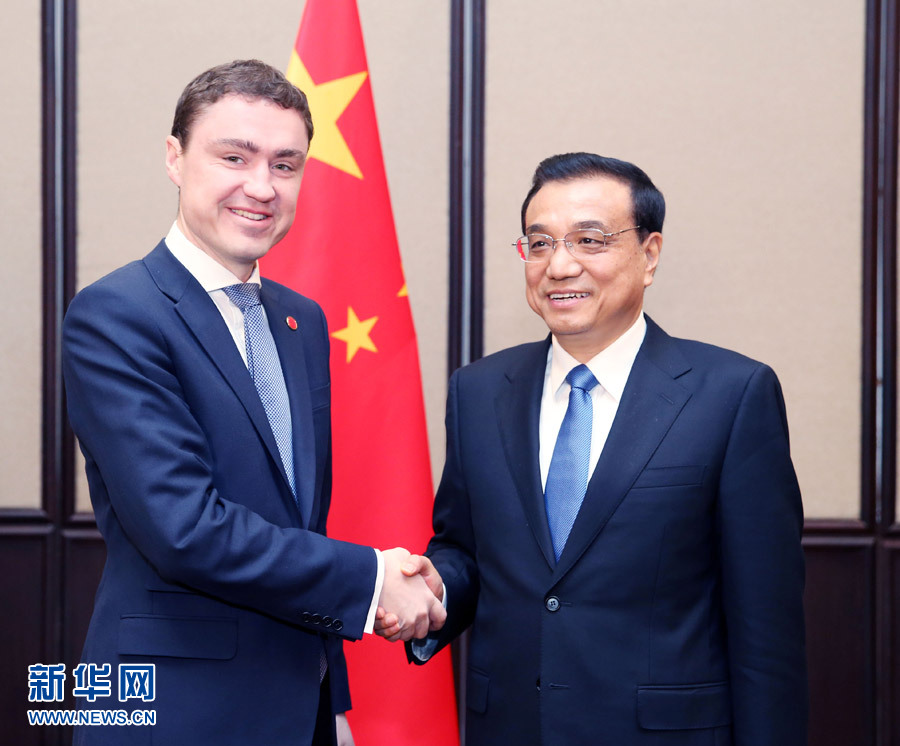 12月17日，中國國務院總理李克強在貝爾格萊德會見愛沙尼亞總理羅伊瓦斯。 新華社記者姚大偉攝 