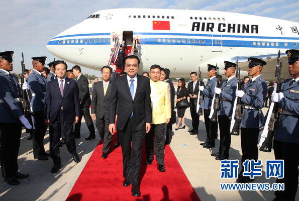 12月19日，中國國務院總理李克強抵達曼谷，出席大湄公河次區(qū)域經(jīng)濟合作領導人第五次會議。新華社記者 龐興雷攝