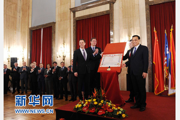 12月18日，中國國務院總理李克強在貝爾格萊德市政廳接受“貝爾格萊德榮譽市民”證書，塞爾維亞總理武契奇陪同出席。隨后，李克強同塞各界知名人士親切會見并互動交流。新華社記者 饒愛民 攝