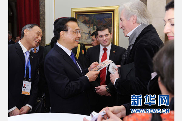 12月18日，中國國務院總理李克強在貝爾格萊德市政廳接受“貝爾格萊德榮譽市民”證書，塞爾維亞總理武契奇陪同出席。隨后，李克強同塞各界知名人士親切會見并互動交流。這是李克強同電影《瓦爾特保衛薩拉熱窩》的演員薩馬爾季奇親切交談。新華社記者 饒愛民 攝