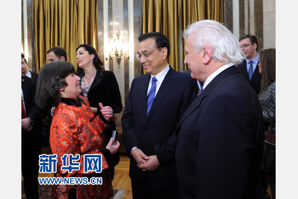 12月18日，中國國務院總理李克強在貝爾格萊德市政廳接受“貝爾格萊德榮譽市民”證書，塞爾維亞總理武契奇陪同出席。隨后，李克強同塞各界知名人士親切會見并互動交流。這是李克強同漢學家波普—采尼奇夫婦親切交談。新華社記者 饒愛民 攝