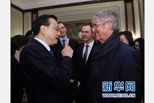 12月18日，中國國務院總理李克強在貝爾格萊德市政廳接受“貝爾格萊德榮譽市民”證書，塞爾維亞總理武契奇陪同出席。隨后，李克強同塞各界知名人士親切會見并互動交流。這是李克強同著名足球教練米盧蒂諾維奇親切交談。新華社記者 饒愛民 攝