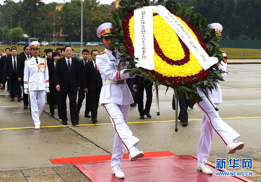 12月25日至27日，中共中央政治局常委、全國政協(xié)主席俞正聲對越南進(jìn)行正式訪問。 這是12月27日，俞正聲在河內(nèi)瞻仰胡志明主席陵。新華社記者劉建生攝
