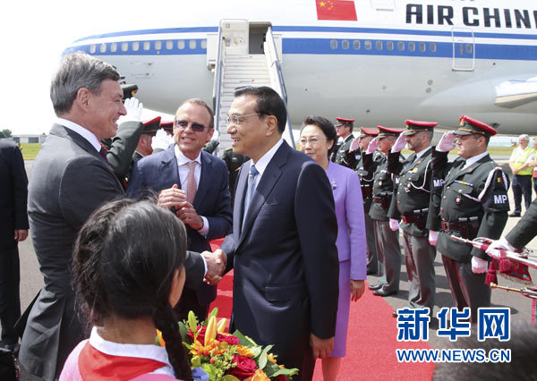 當地時間6月28日下午，經中歐雙方商定，國務院總理李克強乘專機抵達比利時首都布魯塞爾，出席第十七次中國歐盟領導人會晤。李克強總理夫人程虹同機抵達。歐盟和比利時政府高級官員到阿貝拉格機場迎接。新華社記者 龐興雷 攝 