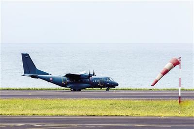7日，法屬留尼汪島，法國軍事運輸機沿海岸搜尋MH370殘骸。