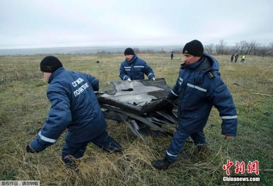 資料圖：當地時間2014年11月16日，烏克蘭頓涅茨克地區，墜毀MH17飛機殘骸收集工作進行中。