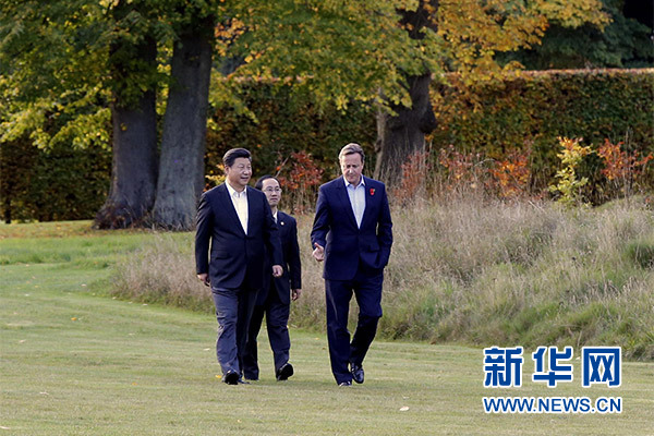 這是習近平與卡梅倫漫步草坪，邊走邊談。新華社記者 鞠鵬攝