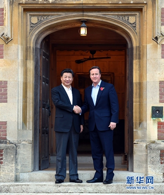 10月22日，國家主席習近平在契克斯首相鄉(xiāng)間別墅同英國首相卡梅倫再次會晤。 新華社記者 饒愛民 攝