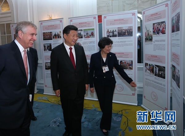 10月22日，國家主席習(xí)近平在倫敦出席全英孔子學(xué)院和孔子課堂年會(huì)開幕式。這是習(xí)近平參觀全英孔子學(xué)院和孔子課堂成果圖片展。 新華社記者 龐興雷 攝