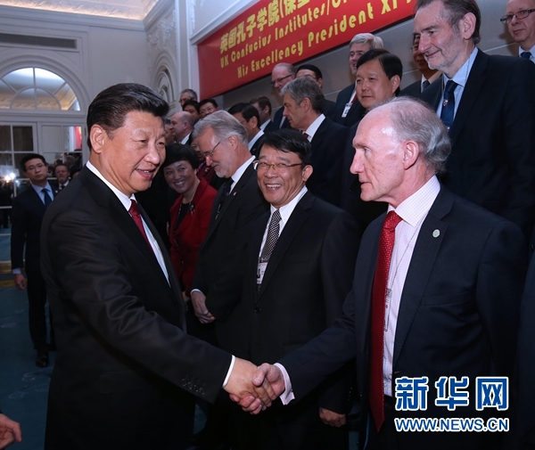 10月22日，國家主席習(xí)近平在倫敦出席全英孔子學(xué)院和孔子課堂年會(huì)開幕式。這是習(xí)近平同參加開幕式的嘉賓親切交談。 新華社記者 龐興雷 攝 