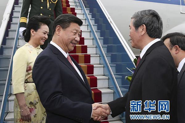 11月5日，中共中央總書記、國家主席習近平抵達越南首都河內，開始對越南進行國事訪問。這是越南高級官員到機場迎接習近平和夫人彭麗媛。新華社記者蘭紅光攝 