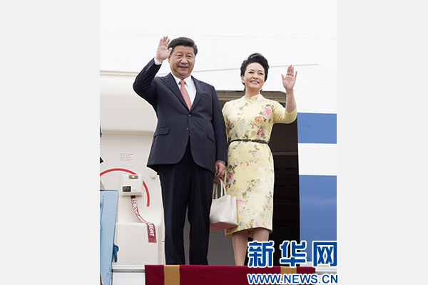 11月5日，中共中央總書記、國家主席習近平抵達越南首都河內，開始對越南進行國事訪問。這是習近平和夫人彭麗媛步出艙門向歡迎人群揮手致意。新華社記者 李學仁 攝