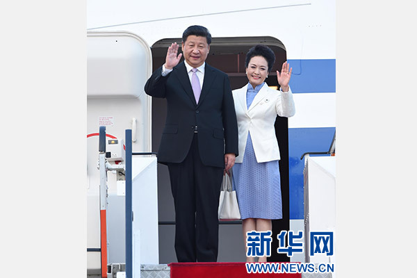 11月6日，國(guó)家主席習(xí)近平抵達(dá)新加坡，開始對(duì)新加坡進(jìn)行國(guó)事訪問。這是習(xí)近平和夫人彭麗媛步出艙門。 新華社記者張鐸攝