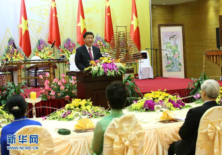 11月5日，中共中央總書記、國家主席習近平和夫人彭麗媛出席越共中央總書記阮富仲和越南國家主席張晉創(chuàng)在河內(nèi)國際會議中心舉行的盛大歡迎晚宴。新華社記者 龐興雷 攝 