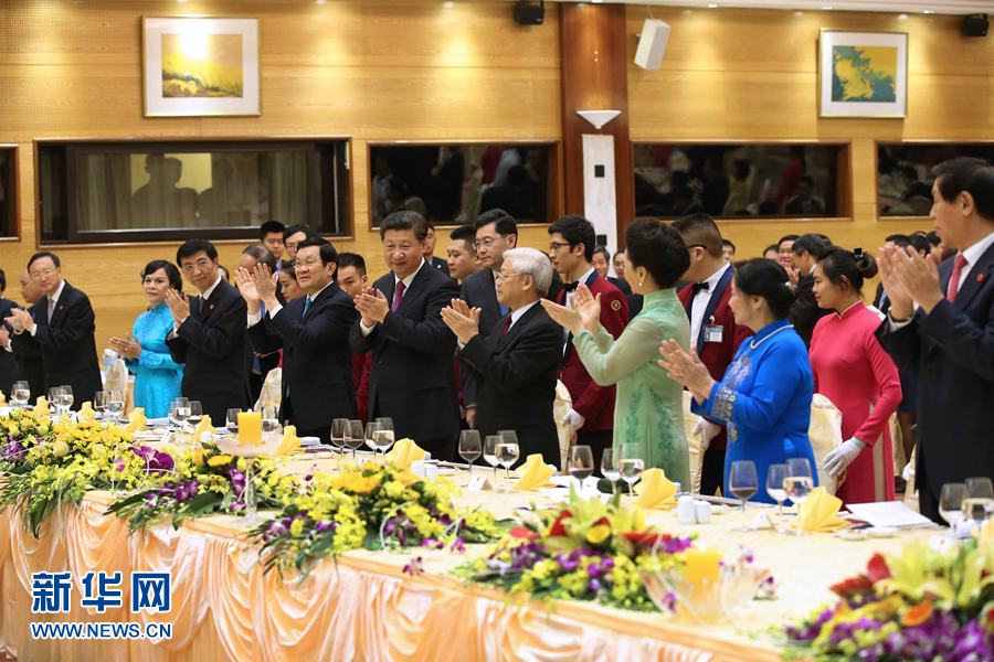 11月5日，中共中央總書記、國家主席習近平和夫人彭麗媛出席越共中央總書記阮富仲和越南國家主席張晉創(chuàng)在河內(nèi)國際會議中心舉行的盛大歡迎晚宴。新華社記者 龐興雷 攝 
