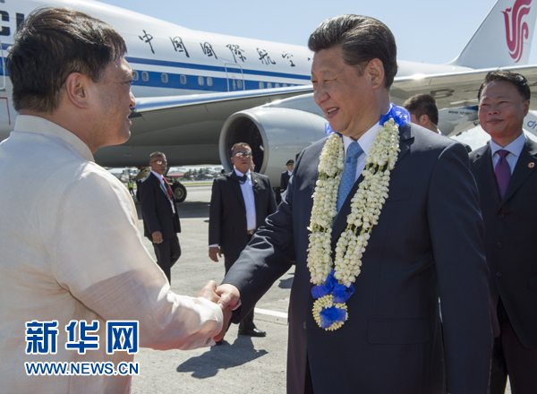 11月17日，國家主席習近平抵達菲律賓首都馬尼拉尼諾·阿基諾國際機場，出席即將舉行的亞太經合組織第二十三次領導人非正式會議。菲律賓高級官員到機場迎接習近平主席。新華社記者李學仁攝