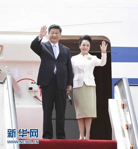 12月1日，中國(guó)國(guó)家主席習(xí)近平乘專機(jī)抵達(dá)津巴布韋首都哈拉雷，開(kāi)始對(duì)津巴布韋進(jìn)行國(guó)事訪問(wèn)。津巴布韋總統(tǒng)穆加貝在機(jī)場(chǎng)舉行隆重歡迎儀式。這是習(xí)近平和夫人彭麗媛向歡迎人群揮手致意。新華社記者 謝環(huán)馳 攝 