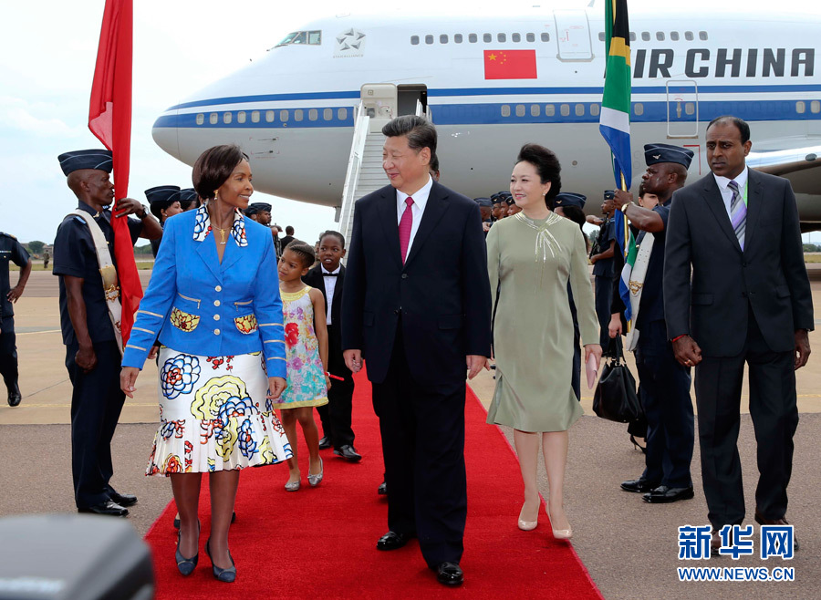 12月2日，國家主席習近平抵達南非首都比勒陀利亞，開始對南非進行國事訪問。南非外長馬沙巴內等政府高級官員到機場迎接習近平和夫人彭麗媛。新華社記者蘭紅光攝