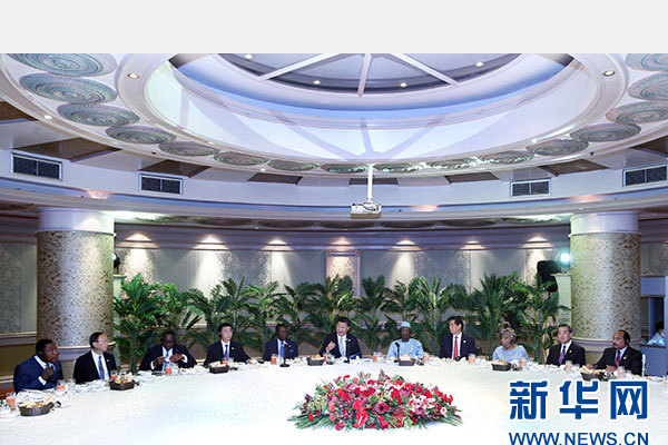 12月5日，國(guó)家主席習(xí)近平在約翰內(nèi)斯堡再次集體會(huì)見17位非洲國(guó)家領(lǐng)導(dǎo)人。 新華社記者 姚大偉 攝