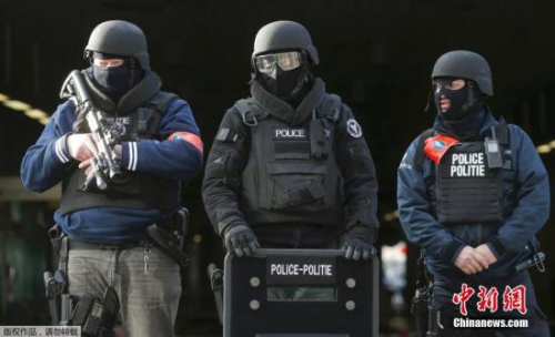 布魯塞爾全副武裝的警察。