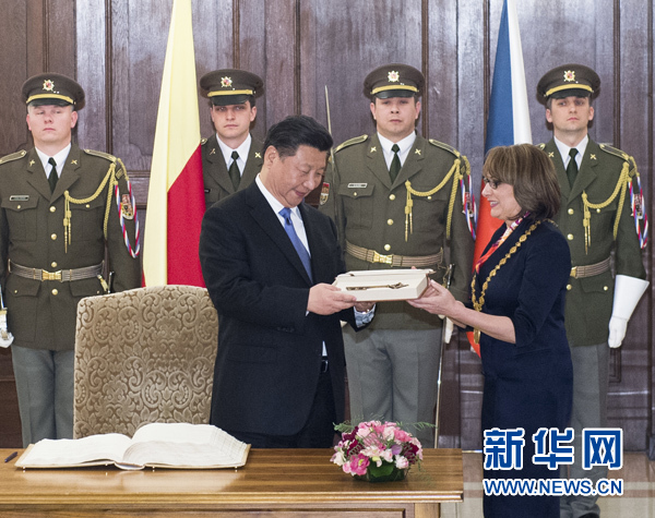 當地時間3月29日，國家主席習近平在捷克布拉格會見布拉格市長科爾娜喬娃，并接受科爾娜喬娃代表該市贈予的城市鑰匙。 新華社記者 王曄 攝