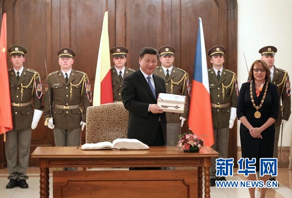 當地時間3月29日，國家主席習近平在捷克布拉格會見布拉格市長科爾娜喬娃，并接受科爾娜喬娃代表該市贈予的城市鑰匙。 新華社記者 龐興雷攝