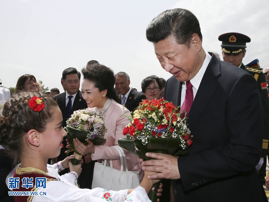  6月17日，國(guó)家主席習(xí)近平乘專(zhuān)機(jī)抵達(dá)貝爾格萊德，開(kāi)始對(duì)塞爾維亞共和國(guó)進(jìn)行國(guó)事訪(fǎng)問(wèn)。塞爾維亞少年兒童向習(xí)近平和夫人彭麗媛獻(xiàn)上鮮花。新華社記者 蘭紅光 攝 