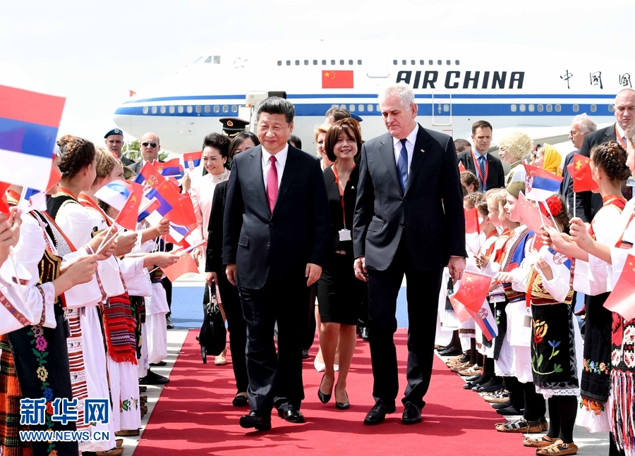6月17日，國(guó)家主席習(xí)近平乘專(zhuān)機(jī)抵達(dá)貝爾格萊德，開(kāi)始對(duì)塞爾維亞共和國(guó)進(jìn)行國(guó)事訪(fǎng)問(wèn)。習(xí)近平和夫人彭麗媛在機(jī)場(chǎng)受到塞爾維亞總統(tǒng)尼科利奇夫婦的熱情迎接。新華社記者 饒愛(ài)民 攝