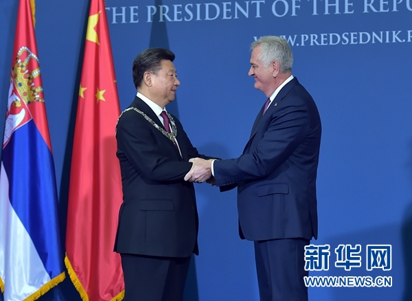 6月18日，國(guó)家主席習(xí)近平在貝爾格萊德同塞爾維亞總統(tǒng)尼科利奇舉行會(huì)談。會(huì)談后，尼科利奇向習(xí)近平授予塞爾維亞最高級(jí)別勛章“共和國(guó)一級(jí)榮譽(yù)勛章”，感謝習(xí)近平為中塞關(guān)系發(fā)展作出的杰出貢獻(xiàn)。新華社記者 李濤 攝 