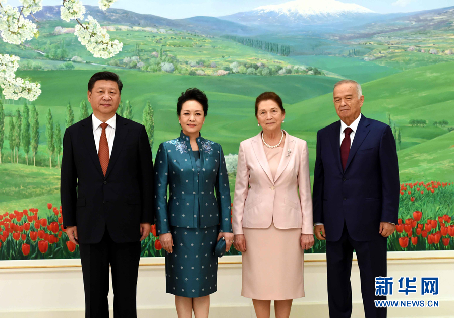 6月22日，國家主席習(xí)近平在塔什干庫克薩萊國賓館同烏茲別克斯坦總統(tǒng)卡里莫夫舉行會談。會談前，習(xí)近平出席卡里莫夫舉行的歡迎儀式。習(xí)近平和夫人彭麗媛受到卡里莫夫和夫人卡里莫娃熱情迎接。新華社記者饒愛民攝