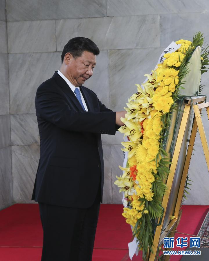10月13日，國家主席習(xí)近平在金邊同柬埔寨首相洪森舉行會談。會談前，習(xí)近平向柬埔寨獨立紀(jì)念碑獻(xiàn)花圈。 新華社記者丁林?jǐn)z 